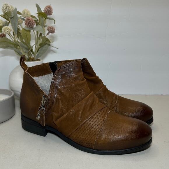 Miz Mooz Slinky Leather Ankle Boots Ruched Upper Cognac Women 41/9.5-10 NWOB - Picture 1 of 10